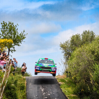 Pollara in competizione automobilistica con pneumatici Pirelli 800, ripreso nel pieno dell’azione in pista.