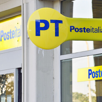 Poste italiane, uffici postali Vista esterna di ufficio postali Poste Italiane, con insegna riconoscibile.