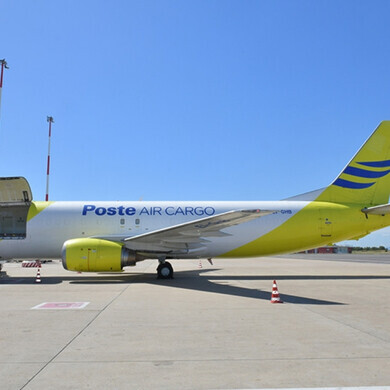 Aereo cargo di Poste Italiane utilizzato per il trasporto rapido di pacchi e corrispondenza sul territorio nazionale e internazionale.
