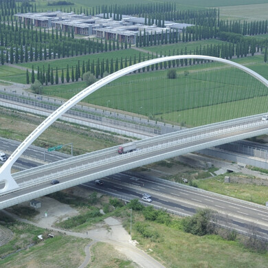 Progetto di ferrovia ad alta velocità, con binari e infrastrutture moderne.