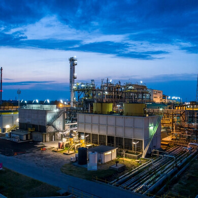 Saipem Raffineria Raffineria industriale gestita da Saipem, con torri di distillazione e impianti di processo visibili.