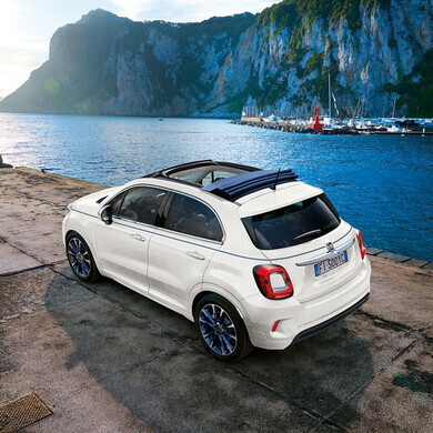 Fiat 500X Dolcevita Launch Edition parcheggiata, con dettagli eleganti e design esclusivo.