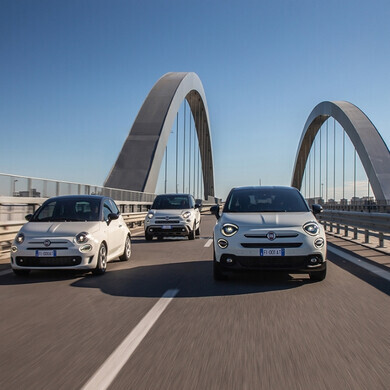 Nuova famiglia di Fiat 500 con integrazione Google Assistant, in esposizione con carrozzeria moderna.