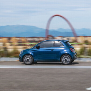 Vista laterale della Fiat 500 Hybrid, con dettagli della carrozzeria e fari a LED.