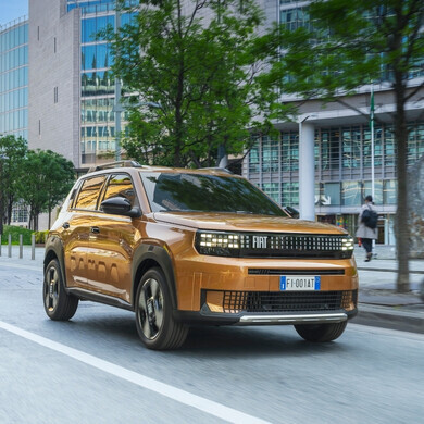 Fiat Grande Panda Hybrid, SUV compatto con tecnologia ibrida, in contesto urbano o stradale.