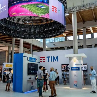 Stand promozionale TIM all’interno di un centro commerciale, con logo e materiali informativi visibili.