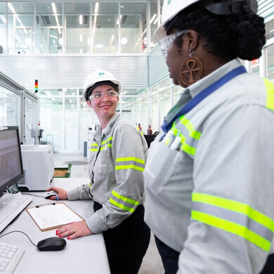 Stabilimento Tenaris a Bay City, Texas, con infrastrutture industriali e impianti produttivi visibili.