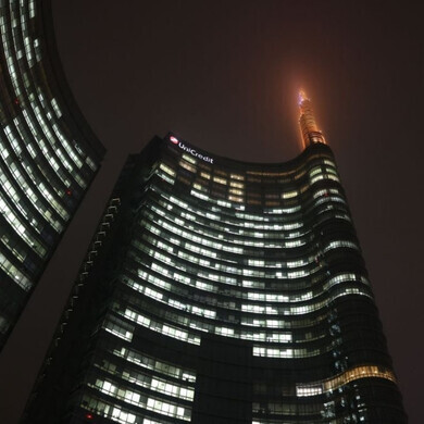 Vista dal basso all'alto di torre UniCredit, piazza Gae Aulenti