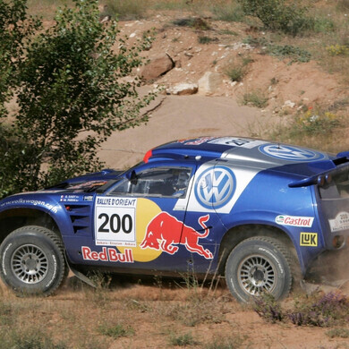 Volkswagen Race Touareg da competizione, veicolo off-road progettato per rally maratona, su terreno accidentato.