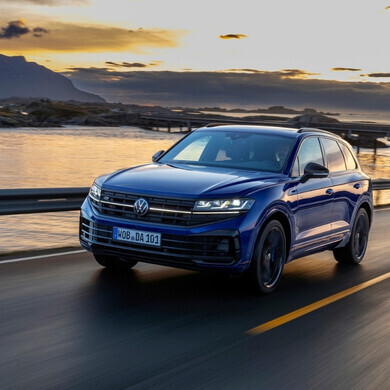 Volkswagen Touareg R eHybrid, SUV ibrido ad alte prestazioni, in vista frontale e laterale.