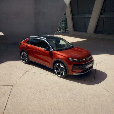 Nuova Volkswagen T-Roc, SUV compatto, ritratta in contesto urbano o stradale.