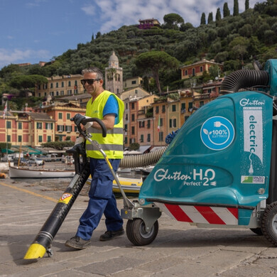 Operatore Aprica al lavoro per pulizia