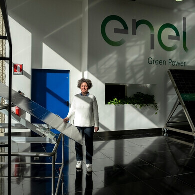 Lavoratrice Enel mentre mostra il funzionamento di un pannello fotovoltaico