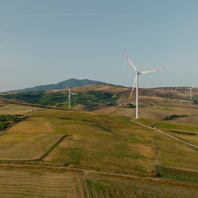 Eolico Italia Parco eolico in paesaggio verdeggiante italiano