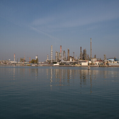 Vista dal mare della bioraffineria di Venezia