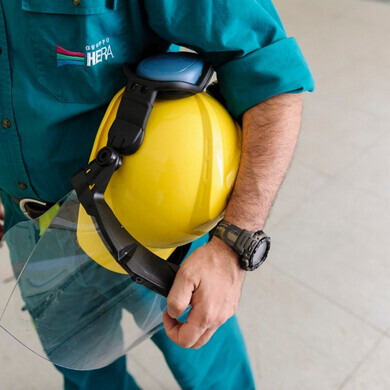 Particolare di strumenti di lavoro di un dipendente Hera