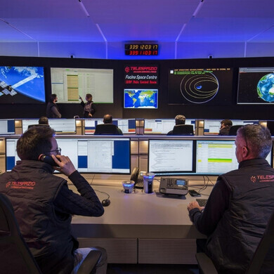 Space Center di Campi Bisenzio con personale che lavora