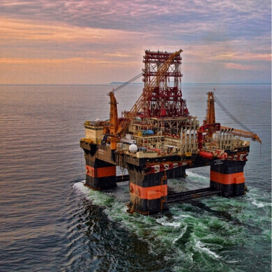 Piattaforma di perforazione offshore Saipem Scarabeo, operante nel settore petrolifero e gas naturale.