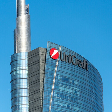 Vista frontale grattacielo UniCredit a Milano
