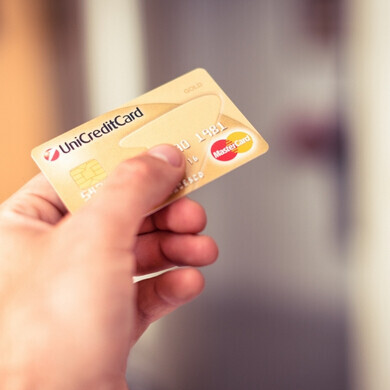 Firenze, 17 giugno 2013. Uomo che paga con una carta di credito MasterCard all’interno di un centro commerciale.