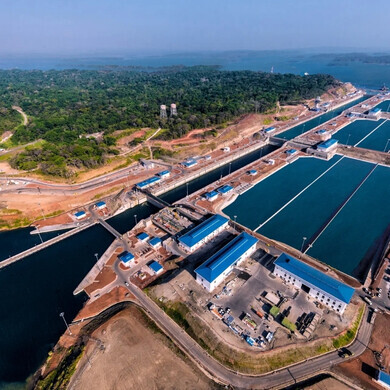 Veduta del Canale di Panama con interventi o infrastrutture realizzati da Webuild, con navi e zone operative.