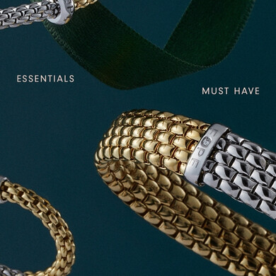 Focus su un bracciale Fope, con dettagli metallici e design moderno.