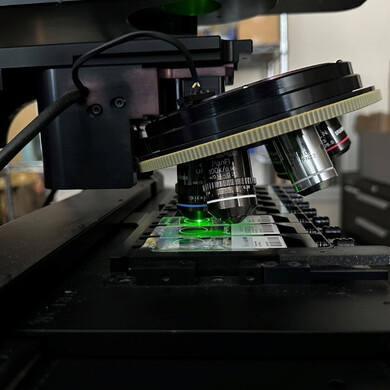 Laboratorio di ricerca e sviluppo Ikonisys con personale scientifico al lavoro.