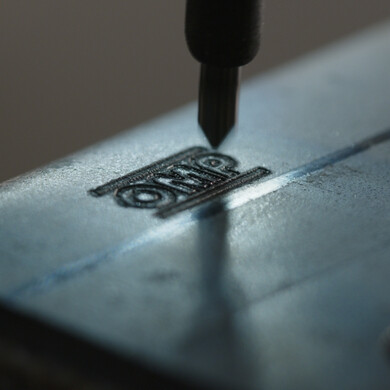 Incisione di precisione e cura artigianale: il marchio OMP rappresenta l’eccellenza nella tecnologia racing.