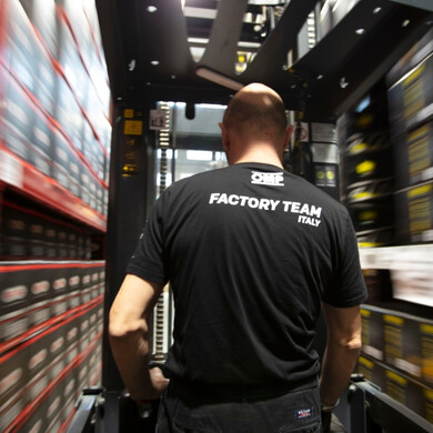 Orgoglio italiano in pista: il Factory Team Italy Racing Force incarna spirito competitivo e innovazione.