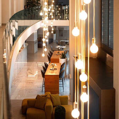 Interni dell’Hotel Xenia con arredi moderni e atmosfera accogliente.