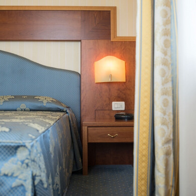 Dettaglio di una camera del Phi Hotel Xenia, con arredi curati e atmosfera rilassante.