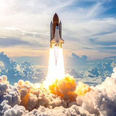 Razzo in partenza Razzo spaziale al momento del decollo con fiamme e fumo alla base