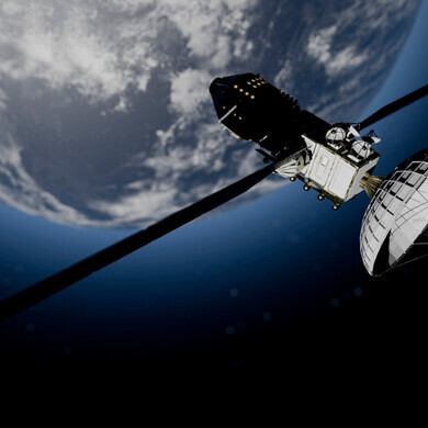 Illustrazione di un satellite in orbita intorno alla Terra con sfondo spaziale e orizzonte illuminato dal sole Rappresentazione digitale di satellite in orbita terrestre, con pianeta visibile sotto e spazio profondo sullo sfondo.