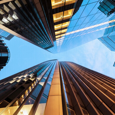 Vista di una serie di grattacieli dal basso verso l'alto 