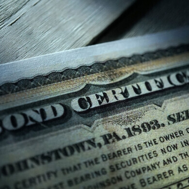 Certificato cartaceo di un bond, con dettagli sul valore, l’emittente e la scadenza.