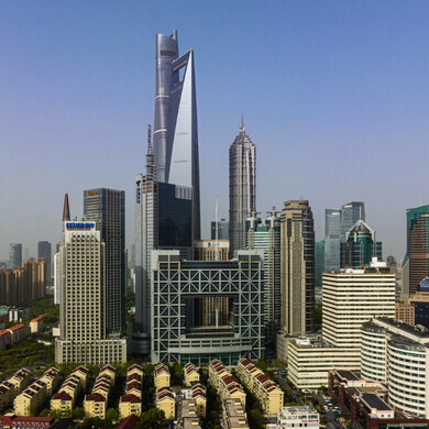Vista della zona finanziaria moderna di Shanghai con grattacieli e sede della borsa in primo piano.