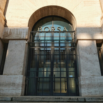 Vista dell’ingresso della Borsa di Milano. Piazza Affari è una delle piazze principali di Milano, vicino a Piazza Cordusio e non lontano da Piazza Duomo, edificio finanziario.