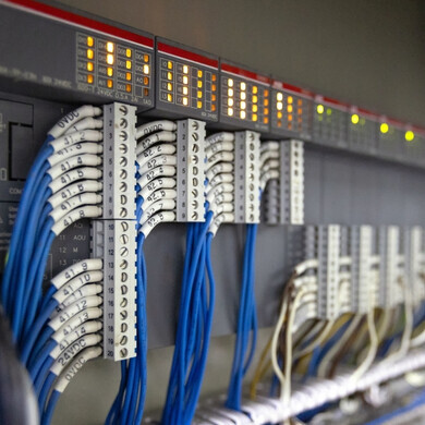 Quadro elettrico industriale con alimentazione, interruttori e cablaggi progettati per gestione dell’energia, sicurezza e distribuzione efficiente.