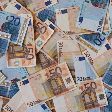 Banconote da 50 e 20 euro Due banconote in euro, una da 50 e una da 20, affiancate e ben visibili nei loro colori distintivi.