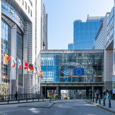 19 aprile 2023, Bruxelles, Belgio: Foto delle bandiere dell’UE davanti al Parlamento Europeo a Bruxelles, Belgio.