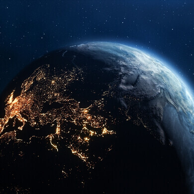 Vista aerea della terra con focus sull'Europa illuminata