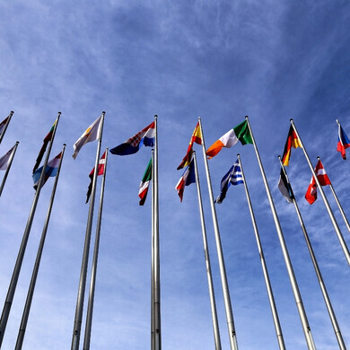 Bandiere Unione Europea fuori dal Parlamento di Strasburgo, Francia.
