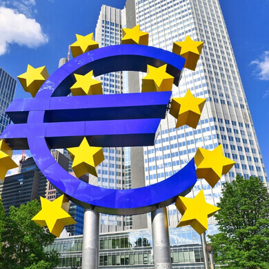 Scultura del simbolo dell’Euro davanti alla sede della Banca Centrale Europea a Francoforte sul Meno, alta 14 metri, circondata da dodici stelle, rappresentazione pubblica dell’Euro e dell’economia europea.