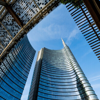 Veduta degli edifici moderni del quartiere Porta Nuova a Milano, con architettura contemporanea e skyline urbano.