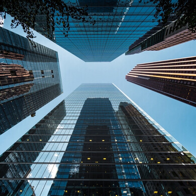 Concetto di affari e finanza: prospettiva dal basso di grattacieli moderni nel distretto finanziario di Toronto, Ontario, Canada.