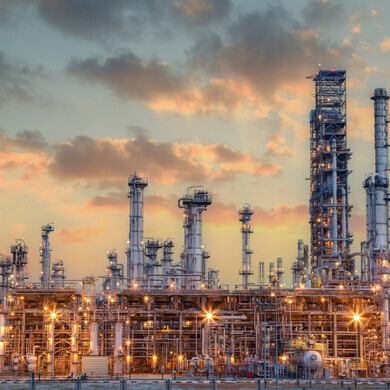 Zona industriale petrolifera e del gas: attrezzature di raffinazione, primo piano di tubazioni industriali di una raffineria, dettaglio di tubi con valvole in una grande raffineria di petrolio.