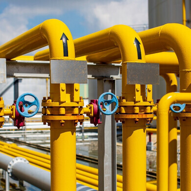 Valvole gialle montate su condotte di gas e petrolio, progettate per controllare la pressione e garantire la sicurezza nell’impianto.