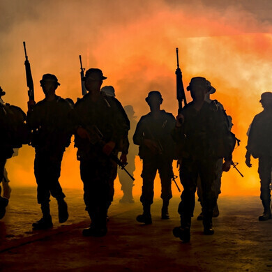 Soldati in guerra Gruppo di soldati impegnati in uno scenario di combattimento, tra tensione, strategia e azione sul campo.