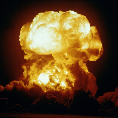 Esplosione di un test nucleare condotto dalla Marina degli Stati Uniti sull’Atollo Bikini nelle Isole Marshall, con nube atomica visibile sul mare.