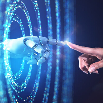 Immagine astratta di una mano femminile che accede al mondo digitale dal mondo reale.